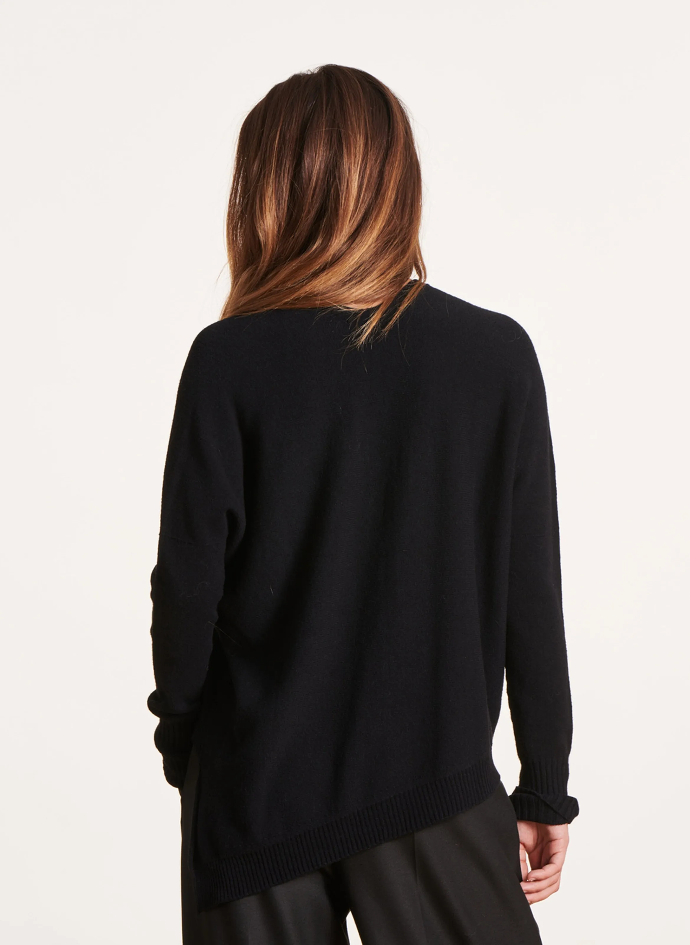 LA FEE MARABOUTEE Jersey de mezcla de lana con cuello de pico en negro