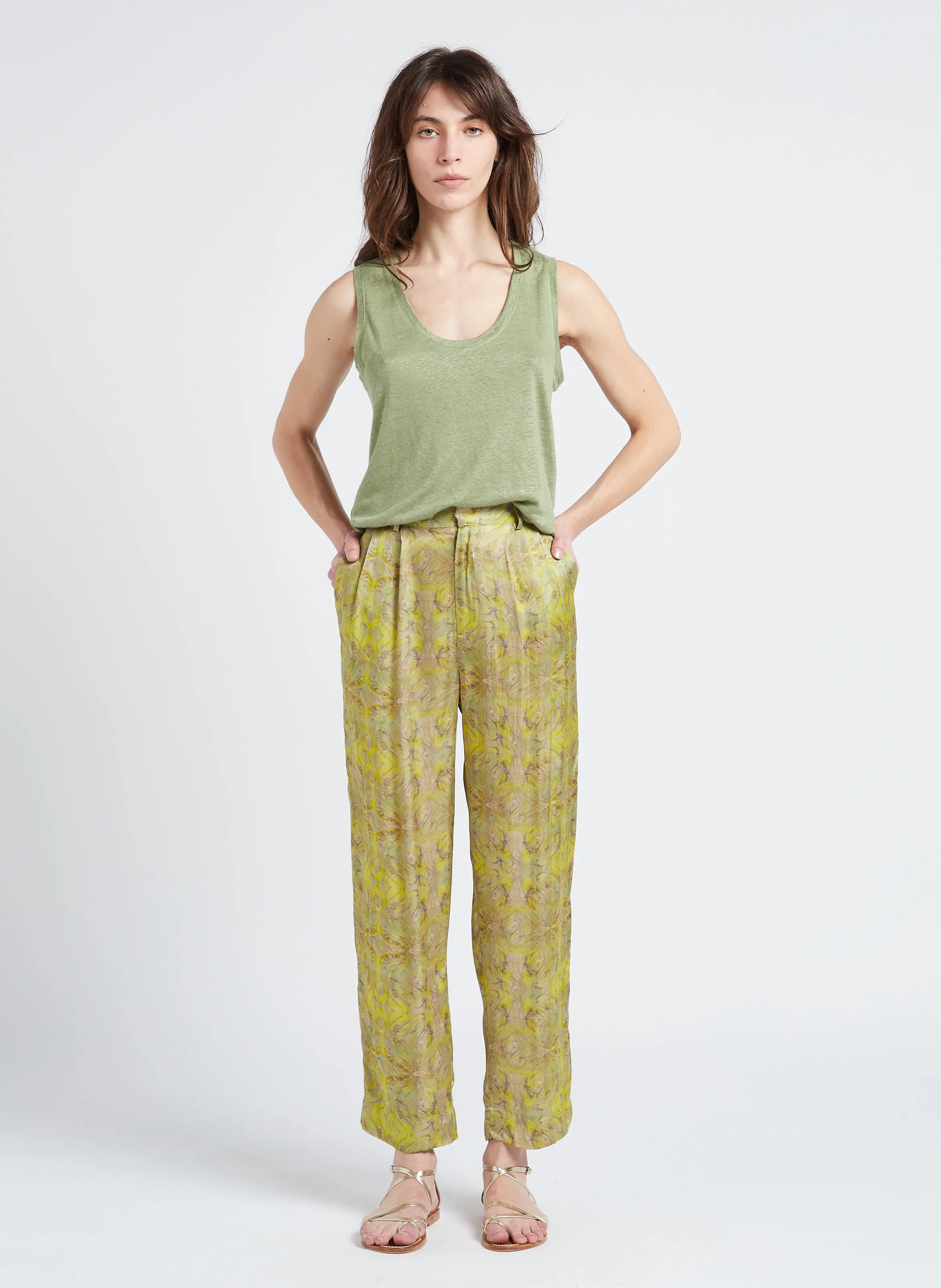 Pantalón vaporoso estampado en amarillo